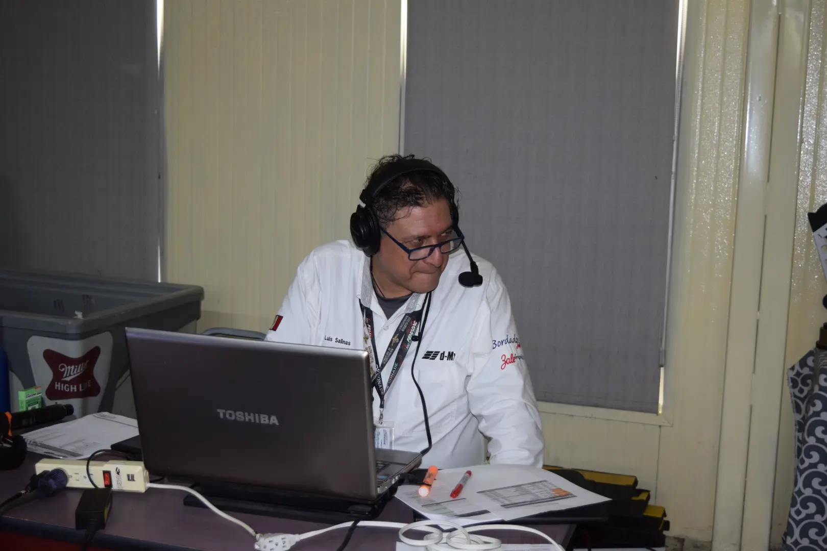 Luis Salinas narrando desde cabina de control