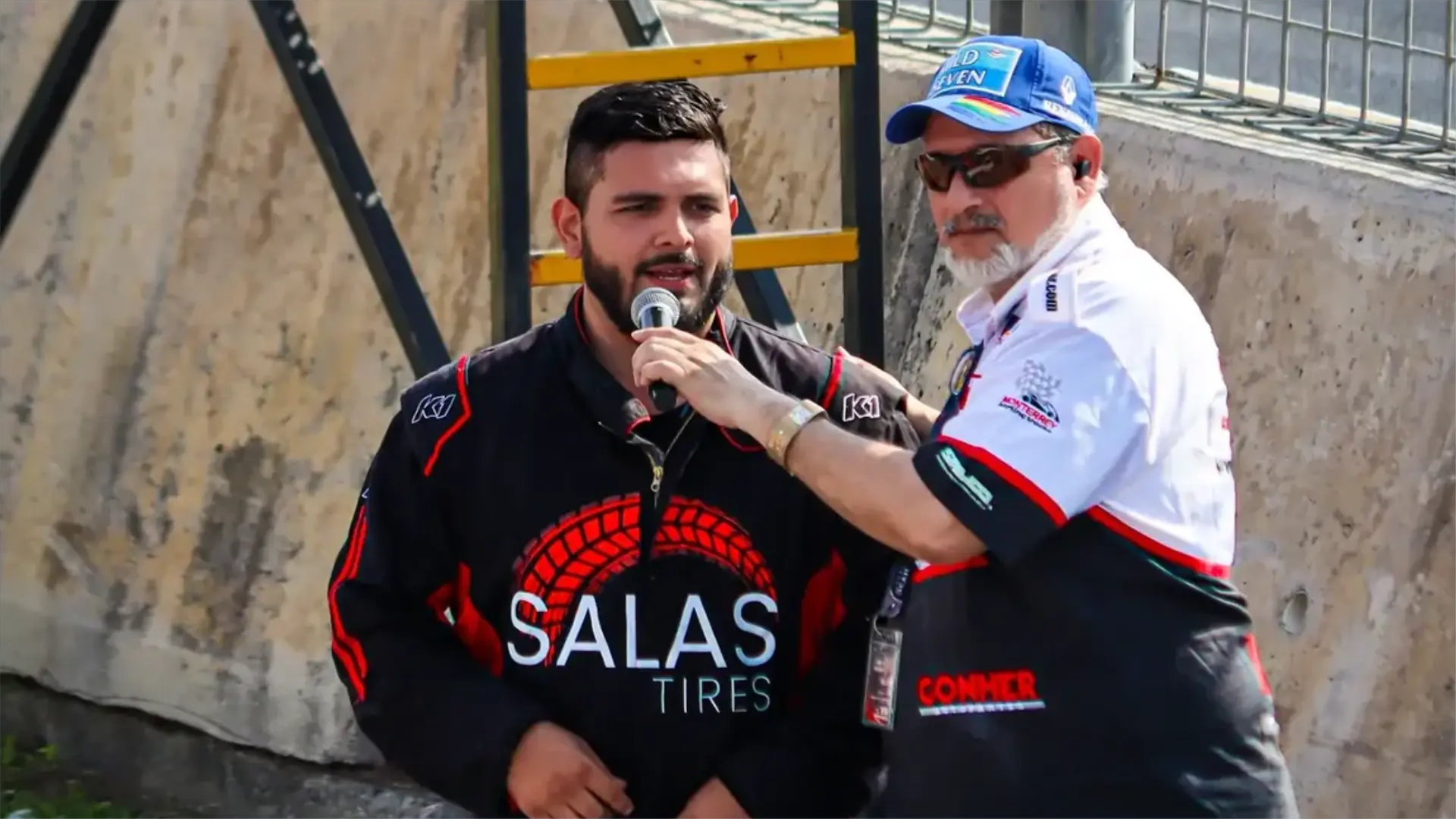 Luis Salinas entrevistando a pilotos en pista