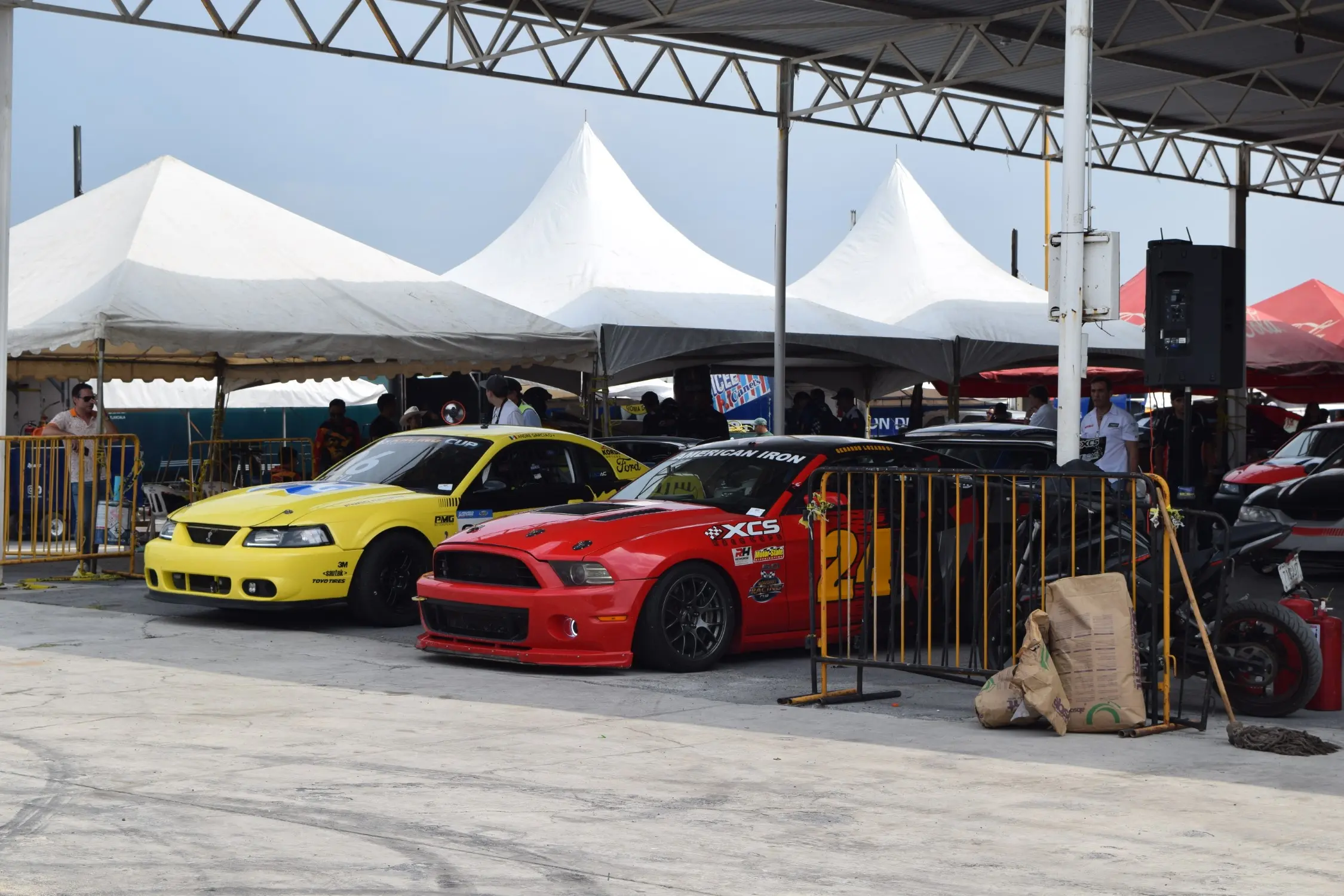 Autos listos para salir a pista