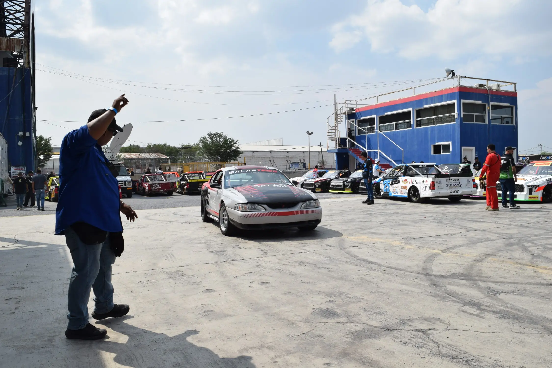 Retorno de las vueltas de práctica en pista