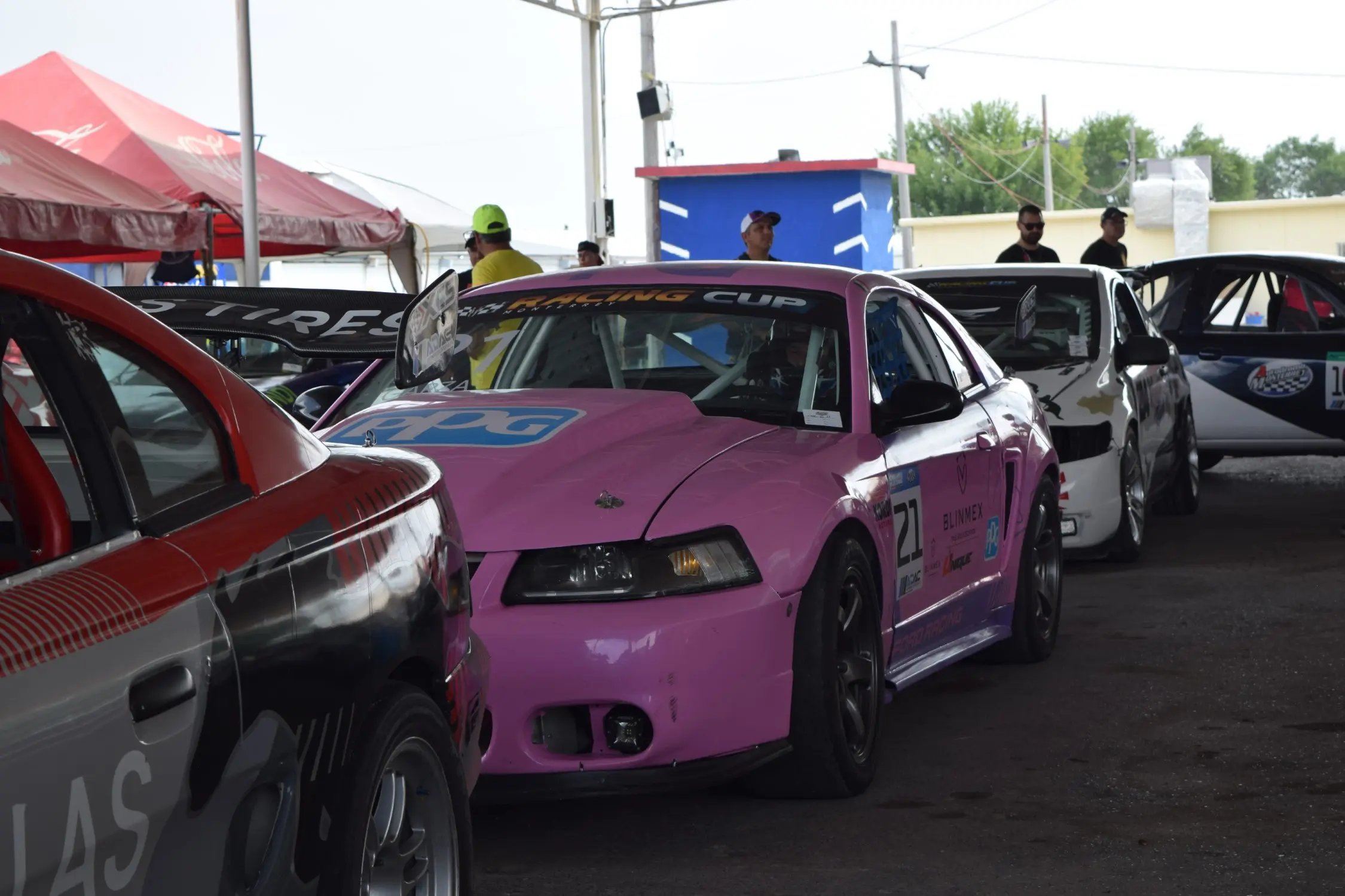 Autos listos para la gran carrera de la 6a etapa