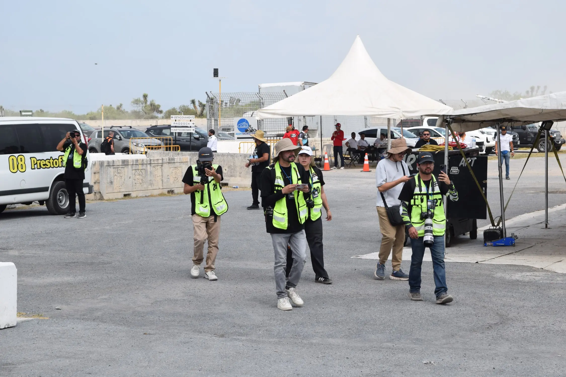 Equipo de prensa en el Autódromo Monterrey