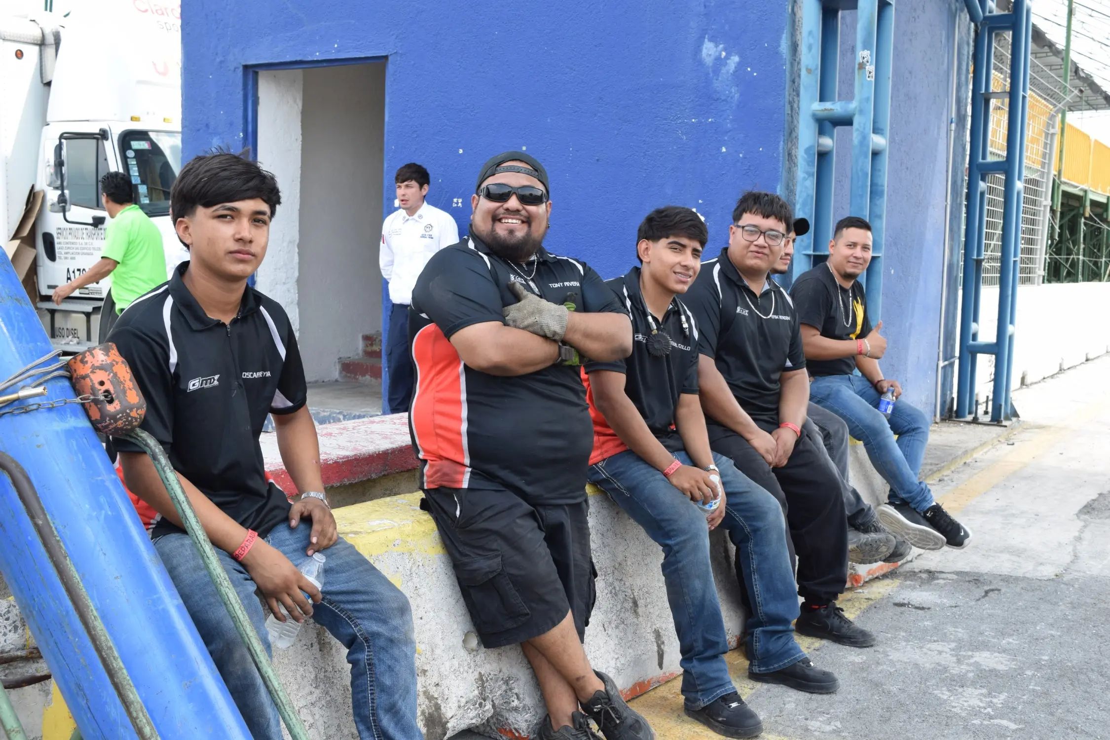 Mecánicos de XCS listos en pista