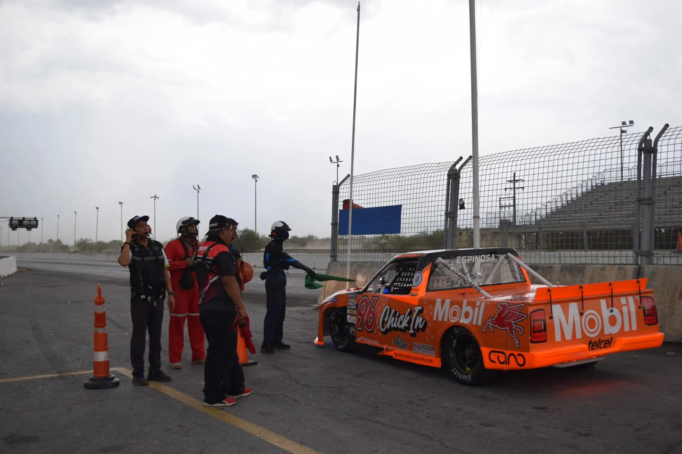 Oficiales de pista de NASCAR marcando parada