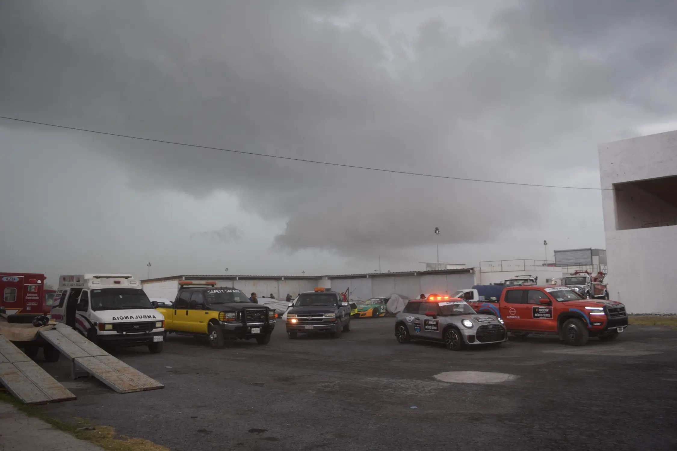 Elementos de emergencia en el Autódromo Monterrey