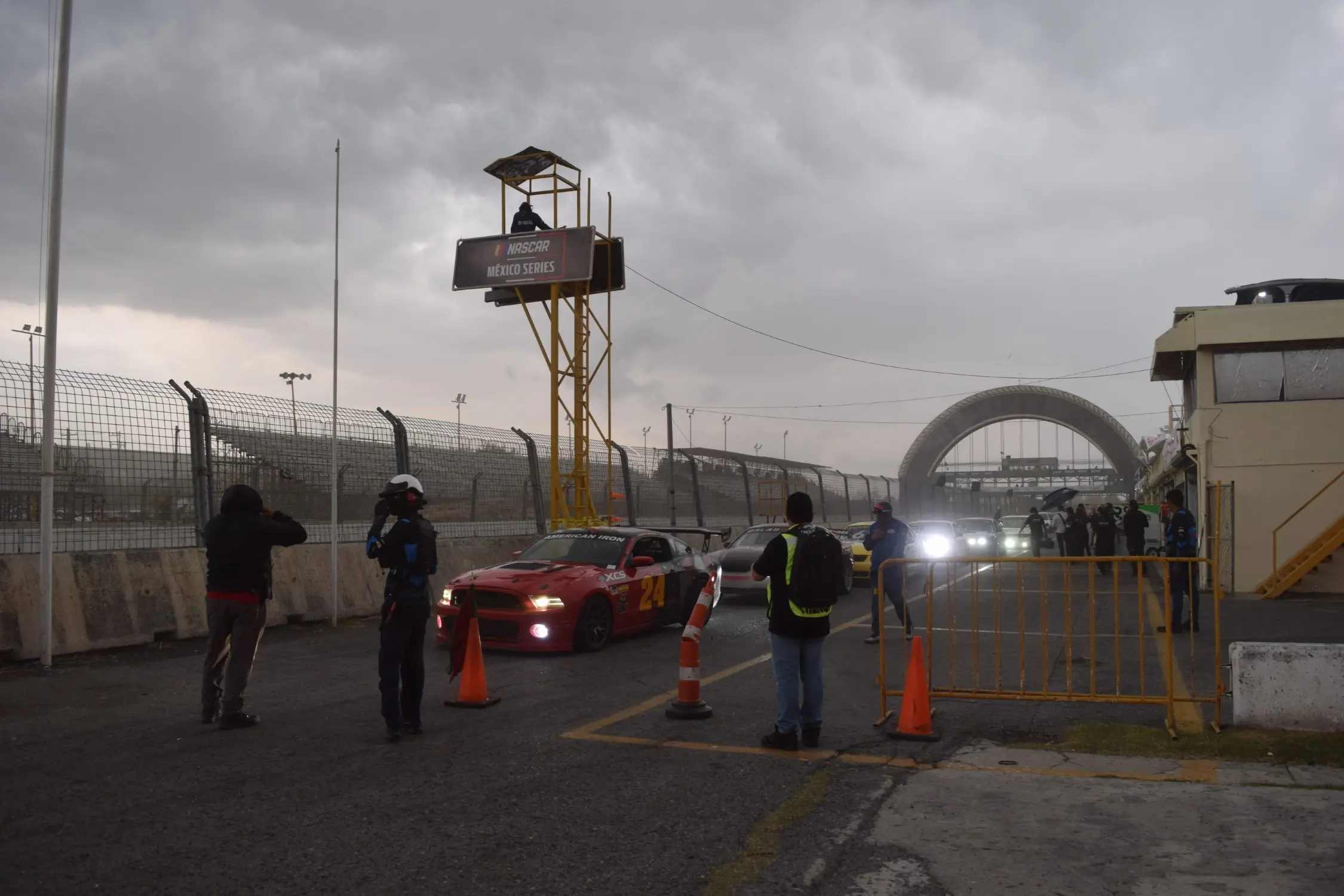 Comisarios de NASCAR México comunicando la cancelación