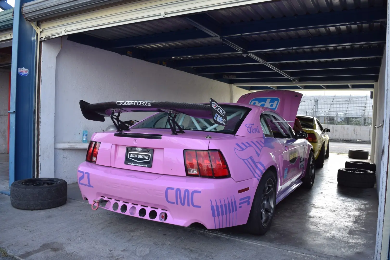 Ford Mustang rosa #21 Juan Pablo Garza
