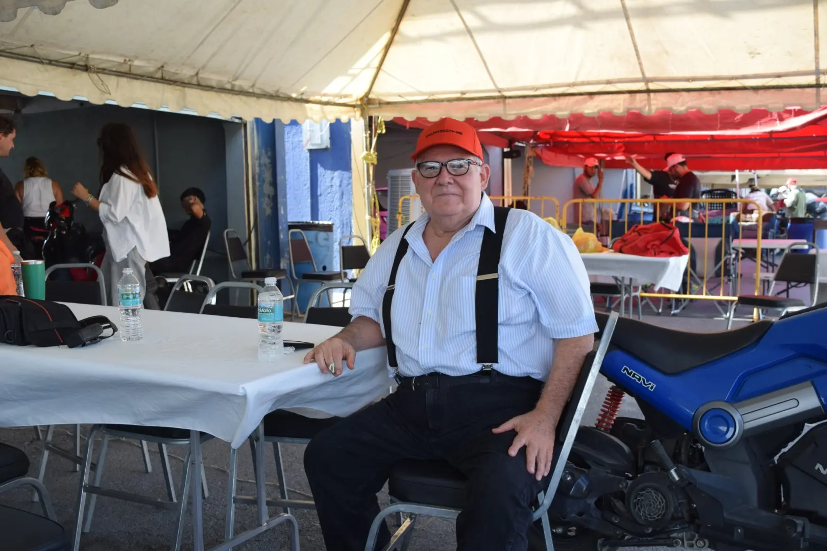 Gerardo Lozano en los boxes del autódromo