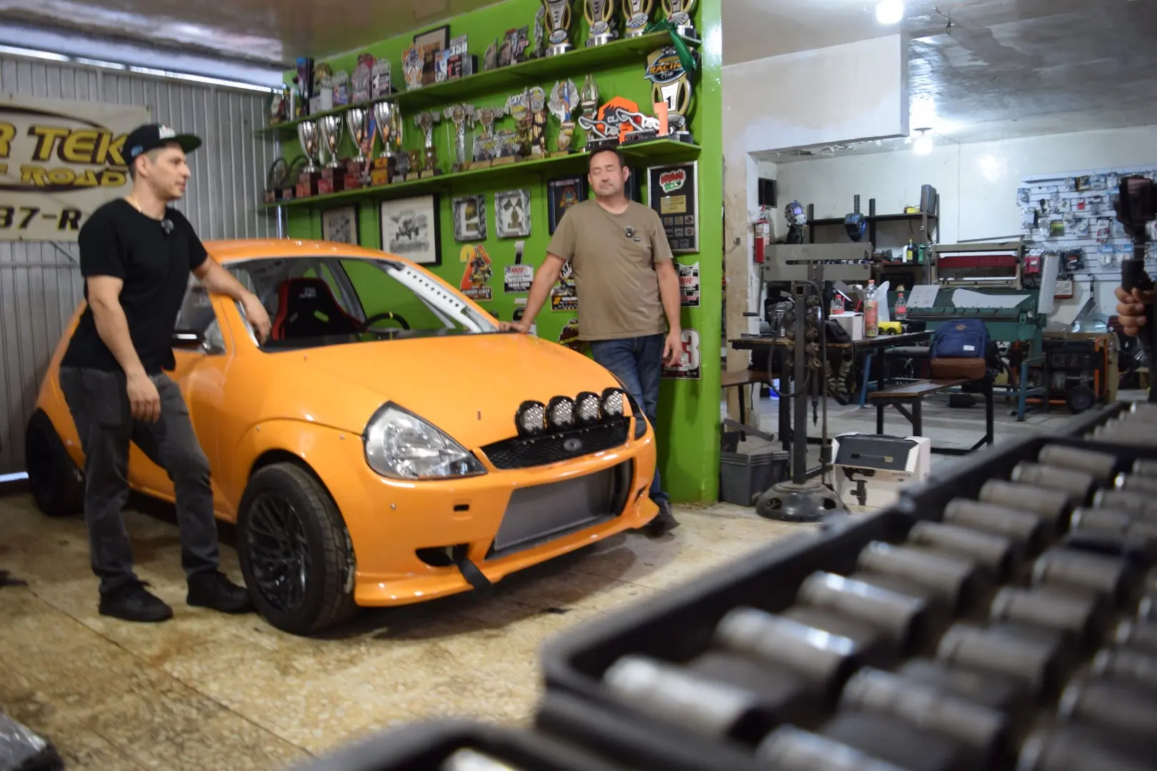 Revisión técnica en el taller de PMG MotorSport