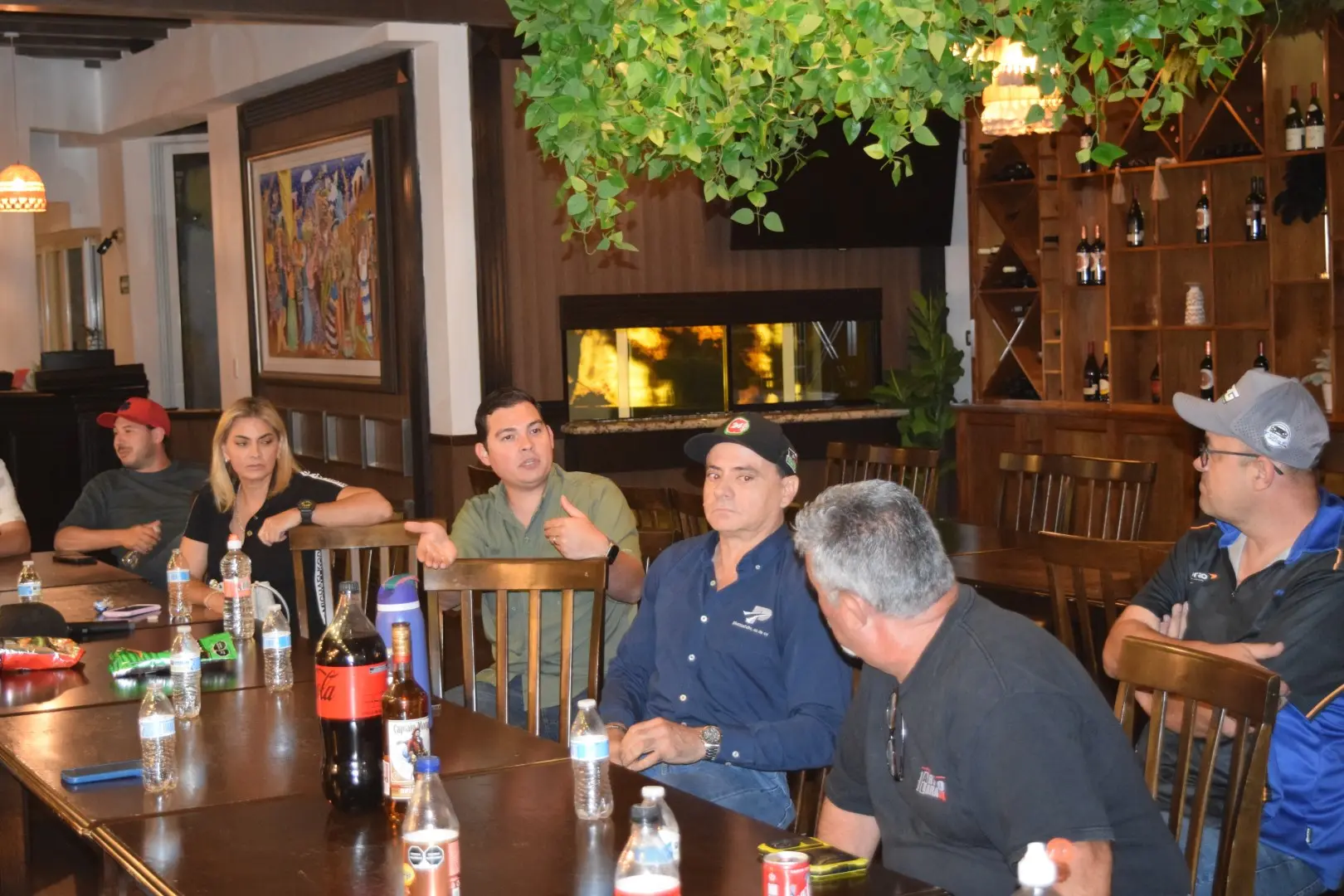 Pilotos revisando detalles del campeonato