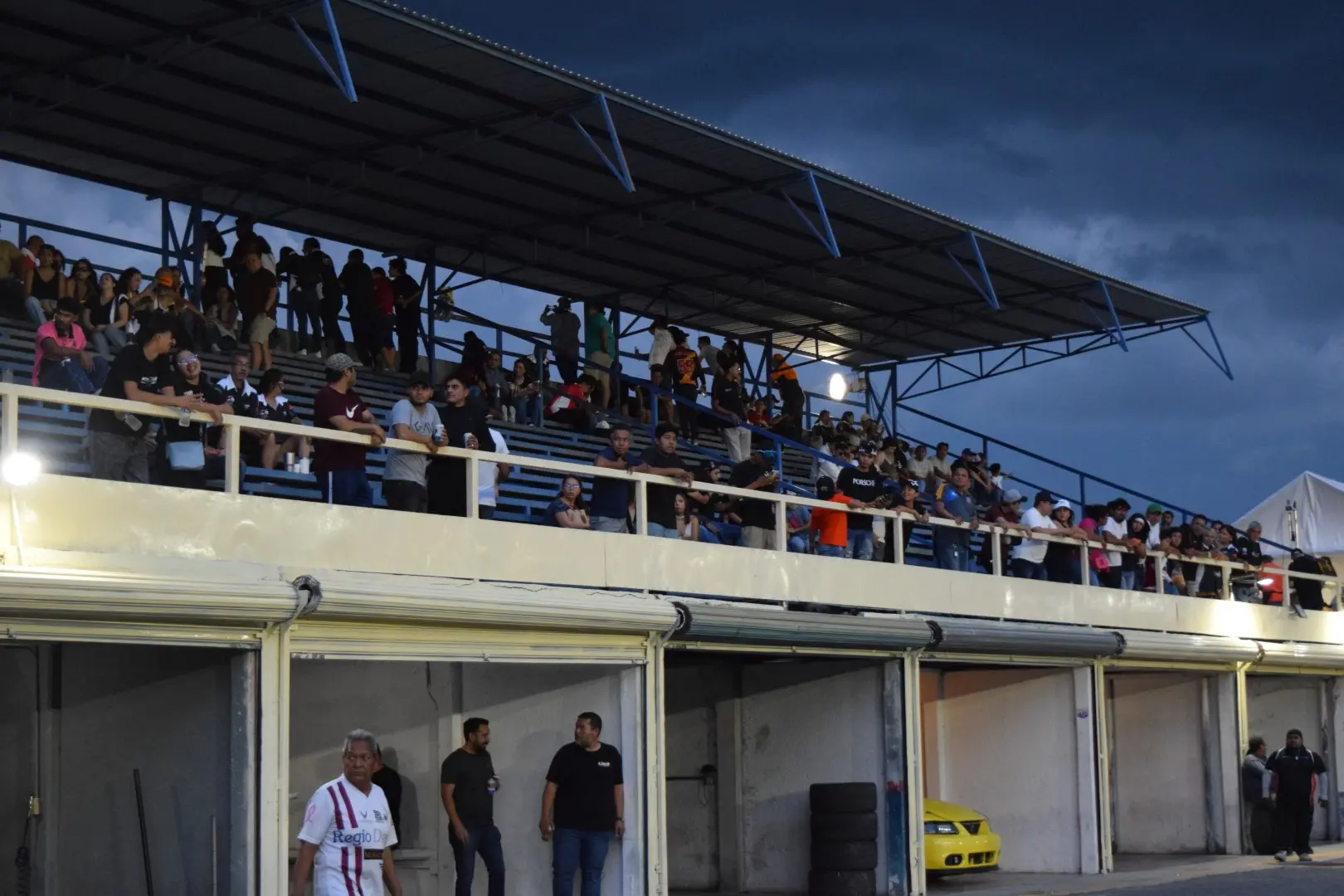 Gradas llenas de fanáticos del deporte motor