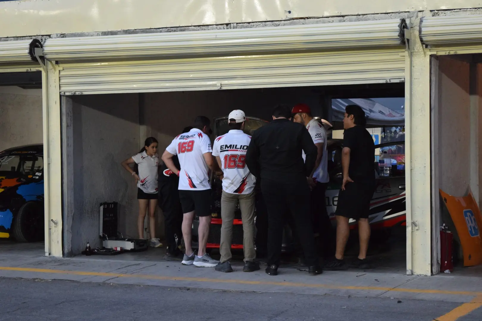 Equipo de la categoría KA Racing Series en boxes