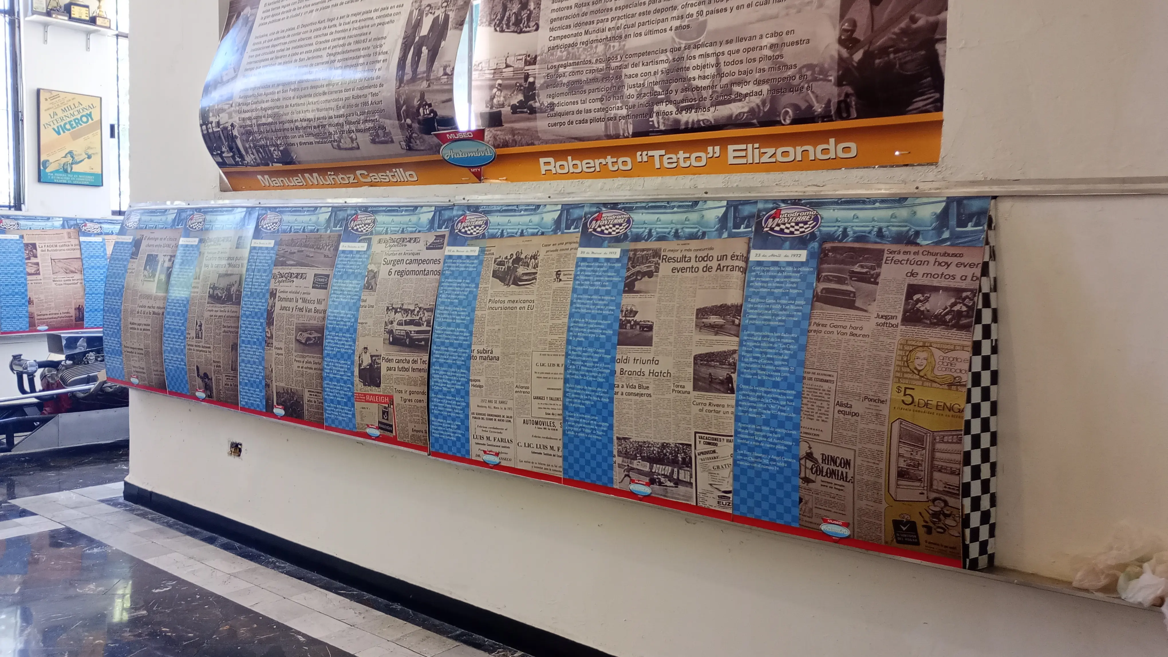 Muro de la fama con periódicos históricos del Autódromo Monterrey