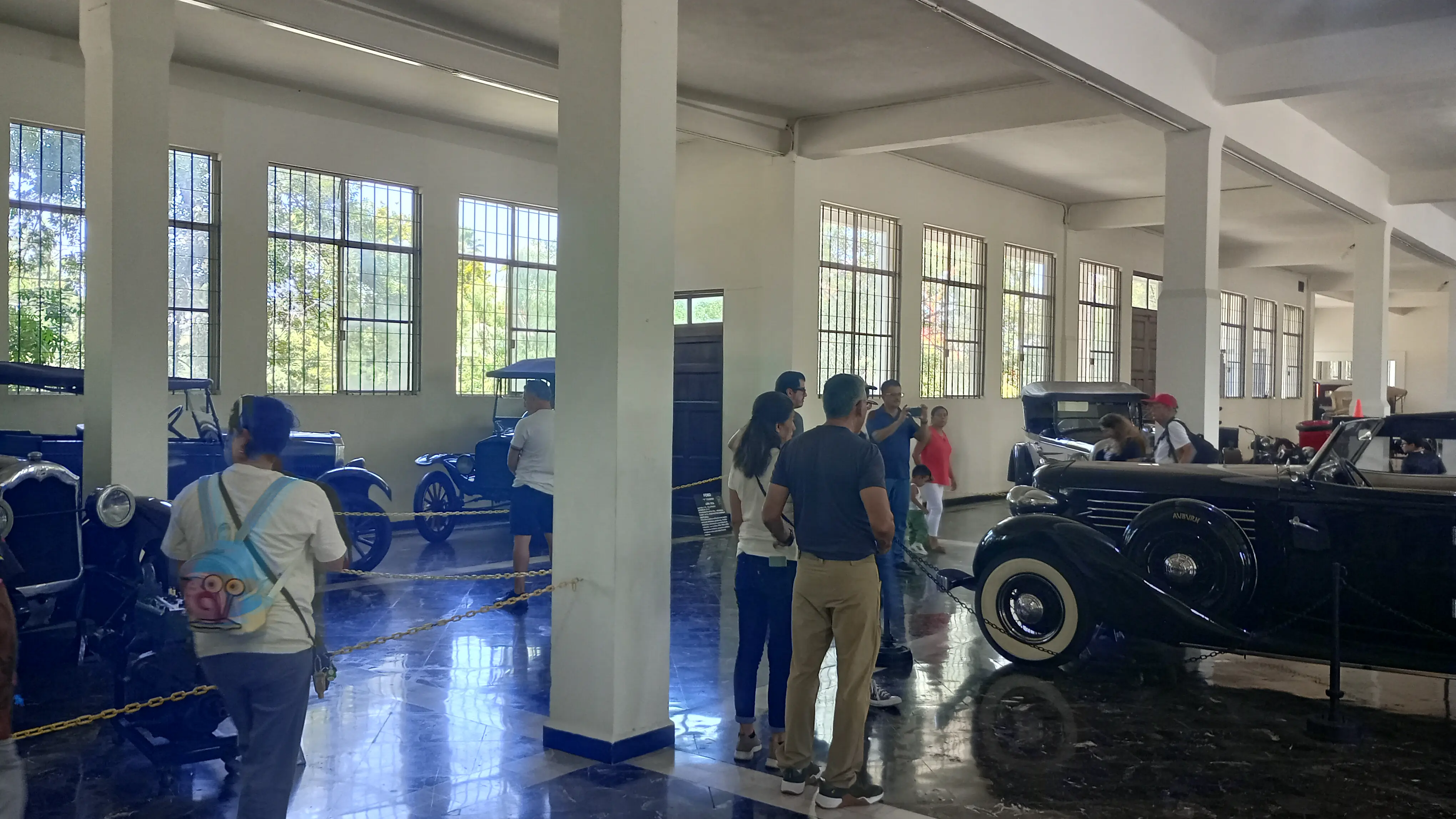 Visitantes en el Museo de Autos de Monterrey