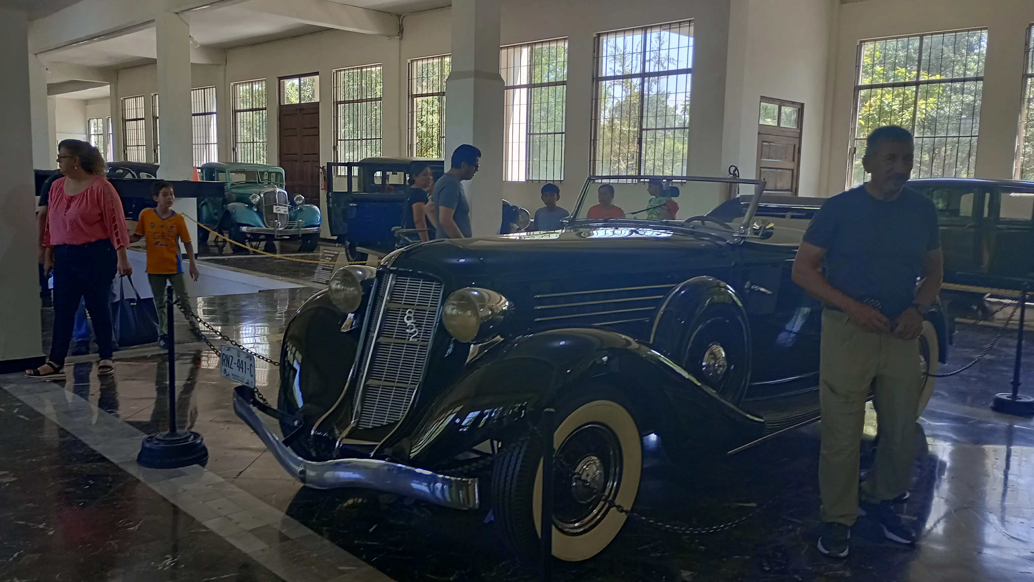 Familias recorriendo la exhibición automotriz